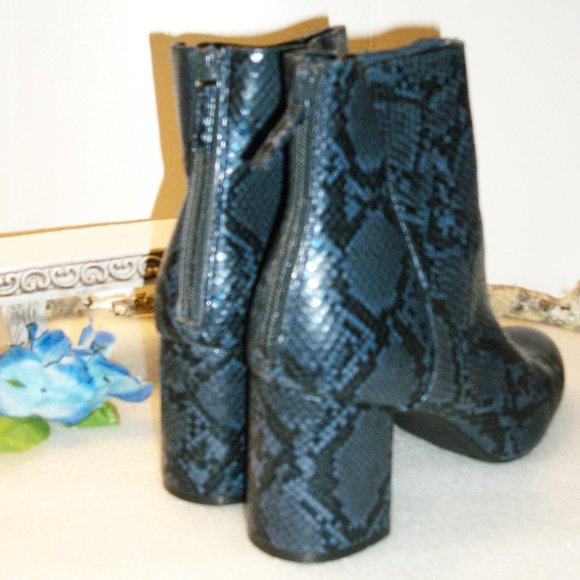 OLD NAVY Sz 10 NWOT Rear Zip Blue/Black Snakeskin Pattern Booties 3" Heel - Picture 2 of 15